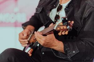 esercitarsi nel suonare la chitarra. giovani belli suonare la chitarra foto