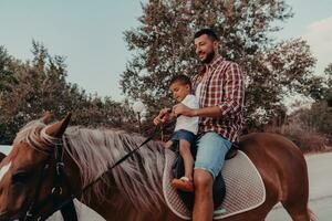 padre e figlio godere equitazione cavalli insieme di il mare. selettivo messa a fuoco foto
