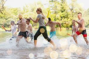 estate gioia amici avendo divertimento su fiume foto