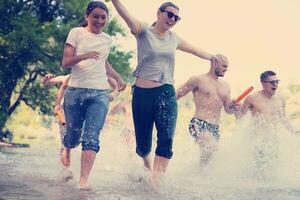 estate gioia amici avendo divertimento su fiume foto