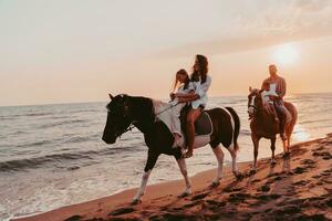 il famiglia spende tempo con loro bambini mentre equitazione cavalli insieme su un' sabbioso spiaggia. selettivo messa a fuoco foto