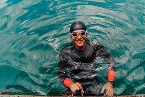 ritratto di nuotatore triatleta che indossa la muta durante l'allenamento foto