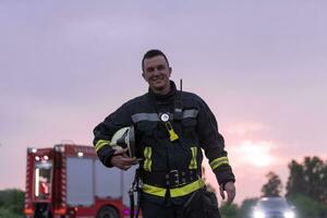 ritratto di un' eroico vigile del fuoco nel un' protettivo completo da uomo. pompiere nel fuoco combattente operazione. foto