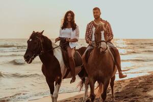 un' amorevole coppia nel estate Abiti equitazione un' cavallo su un' sabbioso spiaggia a tramonto. mare e tramonto nel il sfondo. selettivo messa a fuoco foto