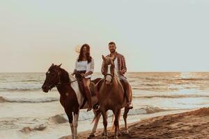 un' amorevole coppia nel estate Abiti equitazione un' cavallo su un' sabbioso spiaggia a tramonto. mare e tramonto nel il sfondo. selettivo messa a fuoco foto