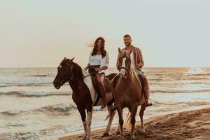 un' amorevole coppia nel estate Abiti equitazione un' cavallo su un' sabbioso spiaggia a tramonto. mare e tramonto nel il sfondo. selettivo messa a fuoco foto