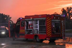 fuoco camion emergenza veicolo. antincendio apparato e acqua per Salva vite, sopprimere macchia d'olio, spegnere edificio incendi e assistere veicolo collisioni o traffico auto schianto incidenti. foto