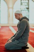 un' musulmano preghiere nel un' moderno moschea durante il santo musulmano mese di Ramadan foto