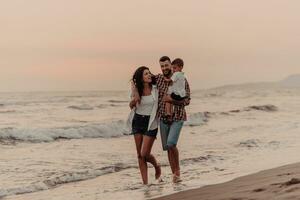 il famiglia gode loro vacanza come essi camminare il sabbioso spiaggia con loro figlio. selettivo messa a fuoco foto