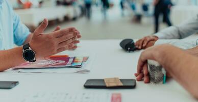 pianificazione aziendale e presentazione di strategie aziendali che trascendono i concetti di comunicazione e lavoro di squadra. foto