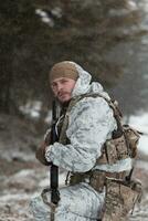 inverno guerra nel il artico montagne. operazione nel freddo condizioni.soldato nel inverno mimetizzato uniforme nel moderno guerra esercito su un' neve giorno su foresta campo di battaglia con un' fucile. selettivo messa a fuoco foto