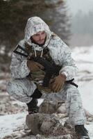 inverno guerra nel il artico montagne. operazione nel freddo condizioni.soldato nel inverno mimetizzato uniforme nel moderno guerra esercito su un' neve giorno su foresta campo di battaglia con un' fucile. selettivo messa a fuoco foto