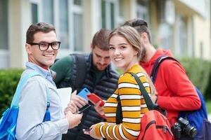 studenti nella scuola moderna che utilizzano la tecnologia moderna foto