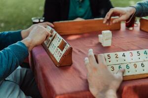 un' gruppo di uomini bevanda tradizionale Turco tè e giocare un' Turco gioco chiamato okey foto