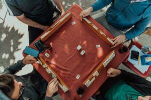 un' gruppo di uomini bevanda tradizionale Turco tè e giocare un' Turco gioco chiamato okey foto