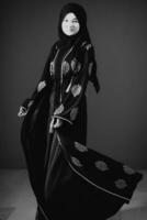 nero bianca foto di bellissimo musulmano donna nel alla moda vestito con hijab