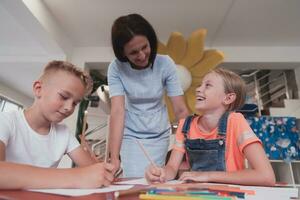 creativo bambini durante un arte classe nel un' asilo nido centro o elementare scuola aula disegno con femmina insegnante. foto