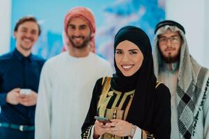 gruppo ritratto di musulmano uomini d'affari e donna d'affari foto