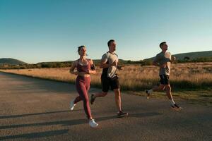 tre corridori sprint all'aperto - allegro persone formazione nel un' urbano la zona, salutare stile di vita e sport concetti foto