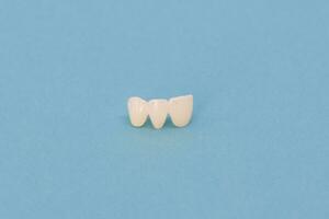 metallo gratuito ceramica denti impiantare dentale corone isolato su un' blu sfondo. foto