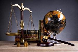 concetto di diritto e giustizia, studio legale o articoli giudiziari foto