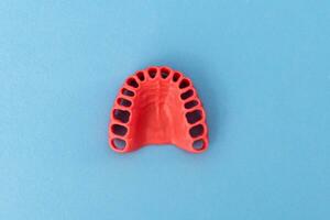 umano gengive senza denti modello medico impiantare isolato su blu sfondo. salutare denti, dentale cura e ortodontico concetto. foto