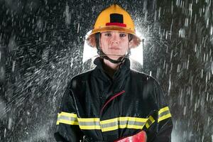 ritratto di un' femmina pompiere in piedi e a piedi coraggioso e ottimista. foto