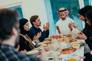 un' musulmano famiglia preghiere insieme, il musulmano preghiera dopo rottura il veloce nel il islamico santo mese di Ramadan foto