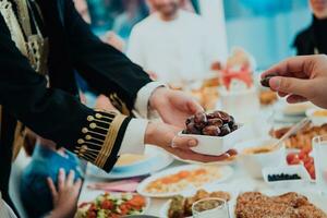 musulmano famiglia avendo iftar cena potabile acqua per rompere festa. mangiare tradizionale cibo durante Ramadan banchettare mese a casa. il islamico halal mangiare e potabile nel moderno casa foto