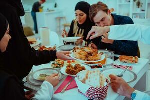 musulmano famiglia avendo iftar cena potabile acqua per rompere festa. mangiare tradizionale cibo durante Ramadan banchettare mese a casa. il islamico halal mangiare e potabile nel moderno casa foto