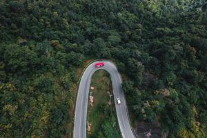 strada di montagna e alberi verdi dall'alto foto