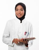 ritratto di musulmano femmina infermiera. autentico fiducioso mezzo orientale assistenza sanitaria lavoratore. mezzo età anziano arabo infermiera donna indossare hijab al di sopra di isolato sfondo. foto