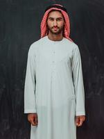 ritratto di giovane musulmano uomo indossare tradizionale Abiti foto