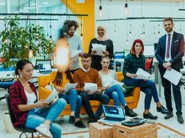 multietnico gruppo di dipendenti Lavorando nel un' marketing azienda. un' gruppo di colleghi è Lavorando su un' progetto nel moderno uffici foto