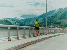 un atleta in esecuzione un' maratona e preparazione per il suo concorrenza. foto di un' maratona corridore in esecuzione nel un urbano ambiente