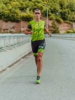 un atleta in esecuzione un' maratona e preparazione per il suo concorrenza. foto di un' maratona corridore in esecuzione nel un urbano ambiente