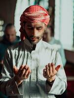 musulmano Arabo uomo pregando. religioso musulmano uomo preghiere dentro il moschea durante Ramadan foto