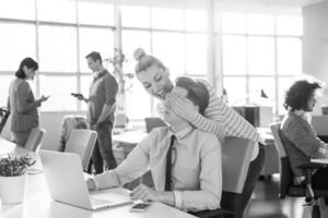 Due attività commerciale persone Lavorando con il computer portatile nel ufficio foto