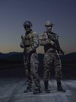 soldati squadra nel notte missione foto