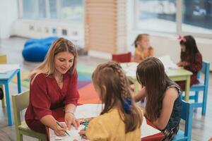 creativo bambini durante un arte classe nel un' asilo nido centro o elementare scuola aula disegno con femmina insegnante. foto