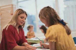 creativo bambini durante un arte classe nel un' asilo nido centro o elementare scuola aula disegno con femmina insegnante. foto