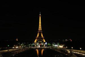 effet Torre nel Parigi a notte foto