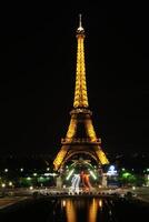 effet Torre nel Parigi a notte foto
