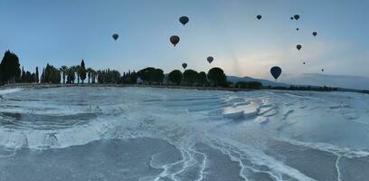 pamukkale travertini cinematico aereo fuco filmato. Turco famoso bianca termico bagno con salutare pulito acqua nel un' bellissimo tramonto. foto