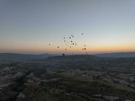 aereo cinematico fuco Visualizza di colorato caldo aria Palloncino volante al di sopra di Cappadocia foto