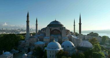 Istanbul, tacchino. sultanahmet la zona con il blu moschea e il hagia sophia con un' d'oro corno e bosphorus ponte nel il sfondo a Alba. foto