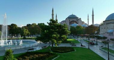 Istanbul, tacchino. sultanahmet la zona con il blu moschea e il hagia sophia con un' d'oro corno e bosphorus ponte nel il sfondo a Alba. foto