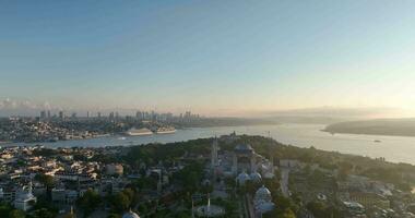 Istanbul, tacchino. sultanahmet la zona con il blu moschea e il hagia sophia con un' d'oro corno e bosphorus ponte nel il sfondo a Alba. foto