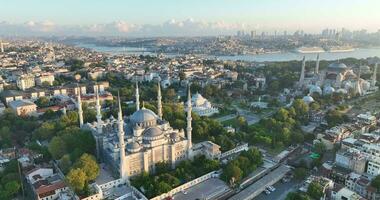 Istanbul, tacchino. sultanahmet la zona con il blu moschea e il hagia sophia con un' d'oro corno e bosphorus ponte nel il sfondo a Alba. foto