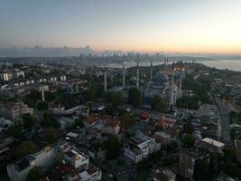 Istanbul, tacchino. sultanahmet la zona con il blu moschea e il hagia sophia con un' d'oro corno e bosphorus ponte nel il sfondo a Alba. foto